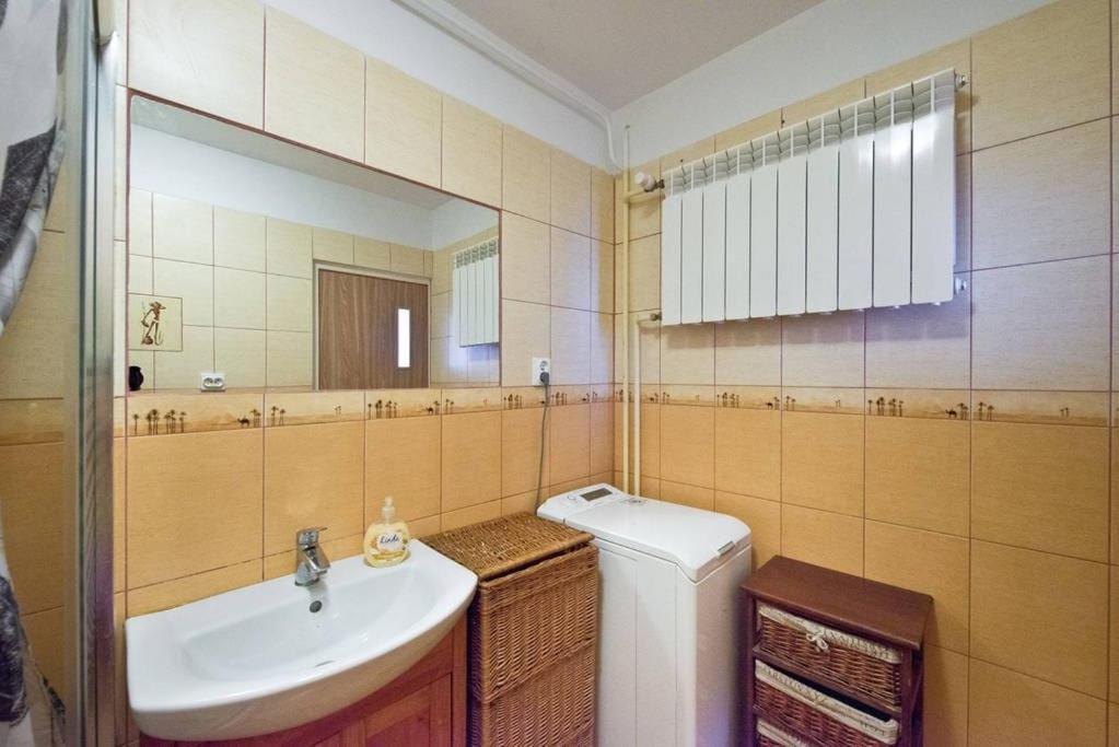 Azyl W Srodku Miasta Apartment *